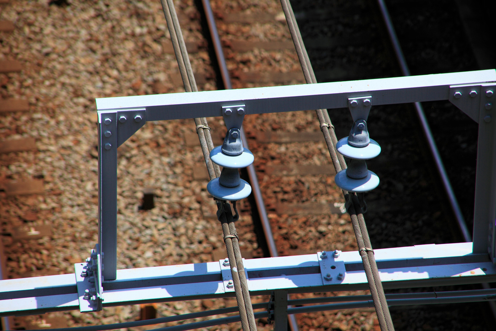 ลูกถ้วยไฟฟ้า ทำจากวัสดุฉนวนไฟฟ้าอย่างเซรามิก