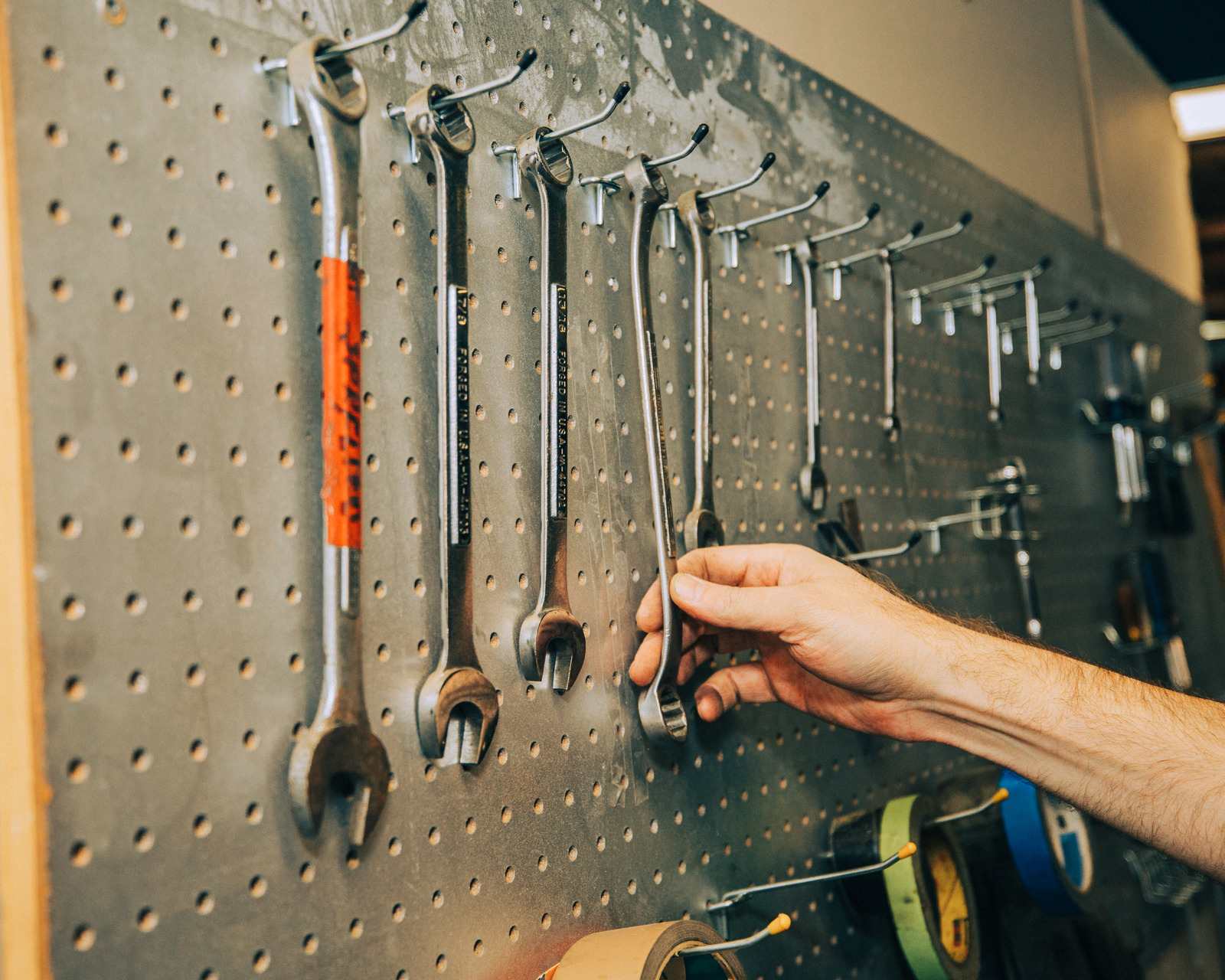 วิธีการเก็บรักษาเครื่องมือช่างอย่างประแจ บนที่แขวน