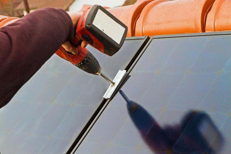 การติดตั้งแผงโซล่าเซลล์และอุปกรณ์ให้ยึดแน่นอยู่กับที่"