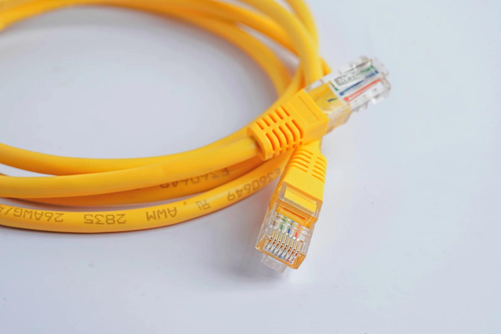 สายแลนสีเหลืองที่มีหัวต่อประเภท RJ45