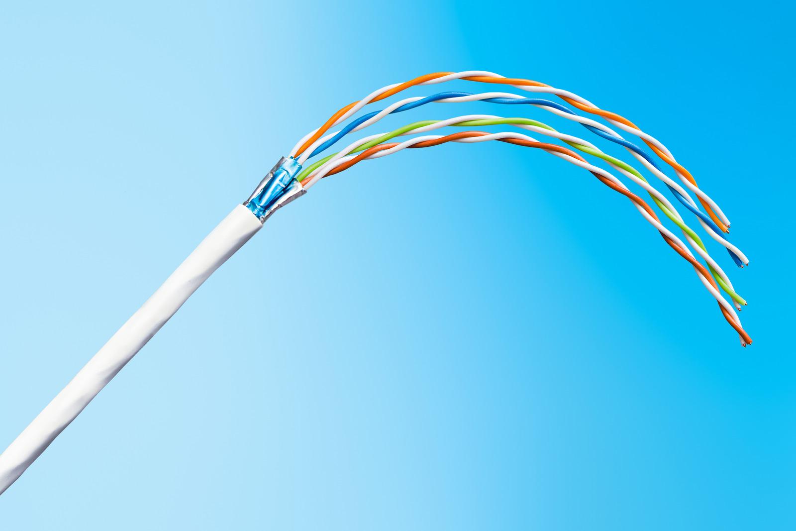 ภายในสายแลน ที่มีสายทองแดงทั้งหมด 8 เส้น จับคู่กันเป็น 4 คู่