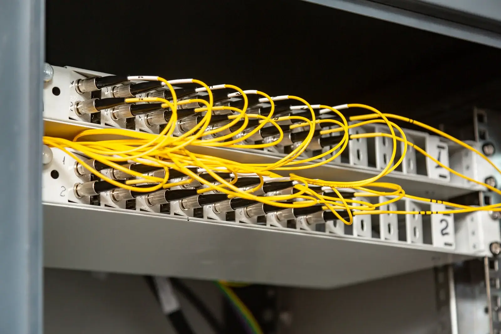การจัดสายในตู้ Rack ด้วย Cable Manager แนวนอน